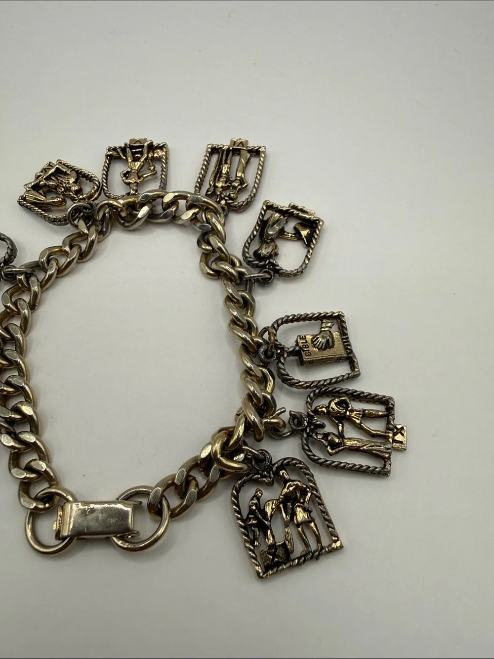 Vintage Coro Gold Tone Ten Commandments Charm Bangle Cuff Statement Bracelet - Picture 3 of 3
